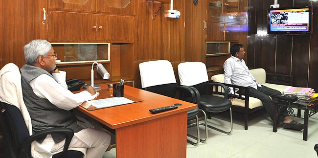 Nitish Watching presetation of Railway Budget on T V